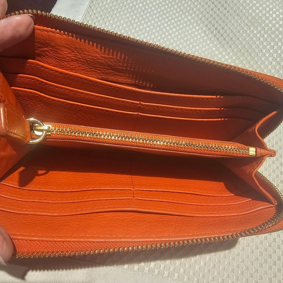 Tory Burch Zip around wallet Enamel Medallion Logo Orange Pebbled leather EUC - Picture 9 of 16